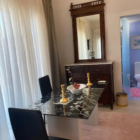 Located Ruby Luxury Escape Apartment *