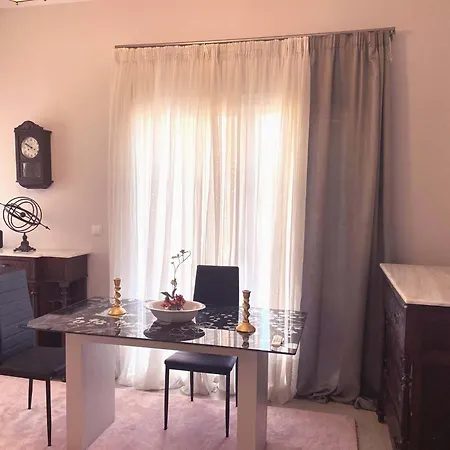 Located Ruby Luxury Escape Apartment *
