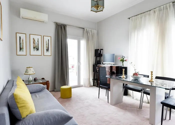 Апартаменты Sunny Cozy Flat Only 3min From The *