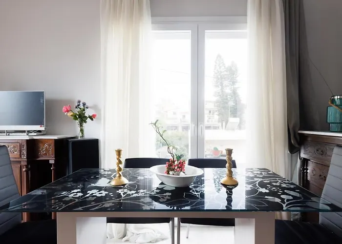 Апартаменты Sunny Cozy Flat Only 3min From The Каламата