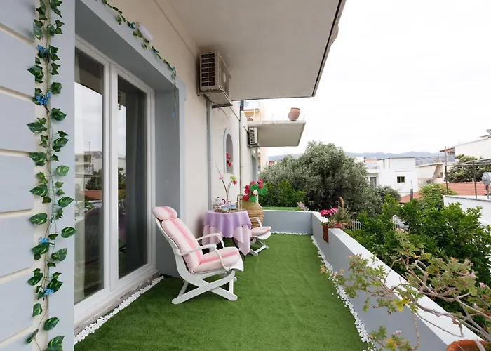 Апартаменты Sunny Cozy Flat Only 3min From The *