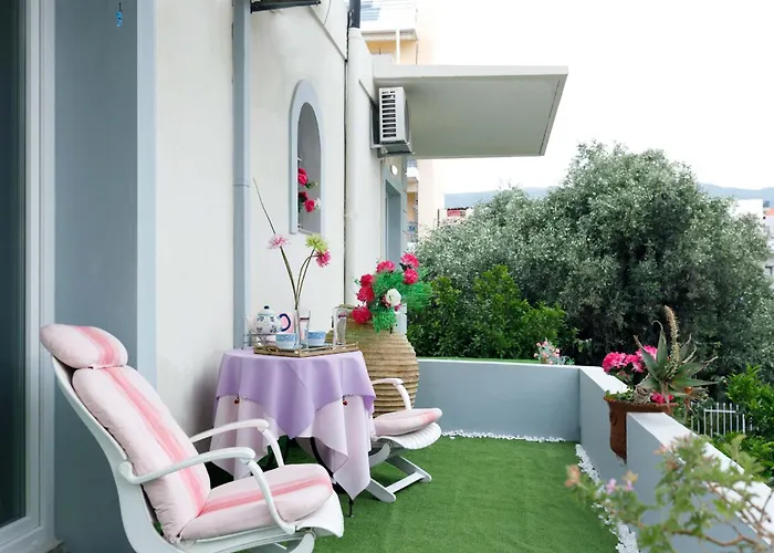 Апартаменты Sunny Cozy Flat Only 3min From The