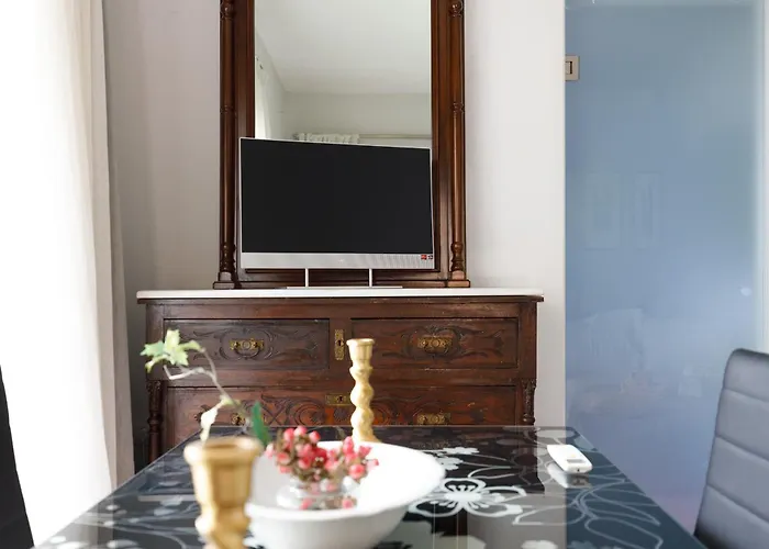 Апартаменты Sunny Cozy Flat Only 3min From The Каламата