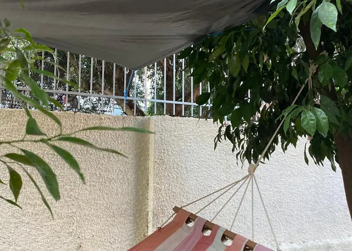 Апартаменты Sunny Cozy Flat Only 3min From The Каламата