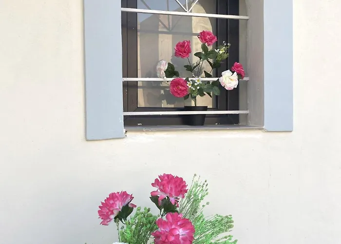 Апартаменты Sunny Cozy Flat Only 3min From The